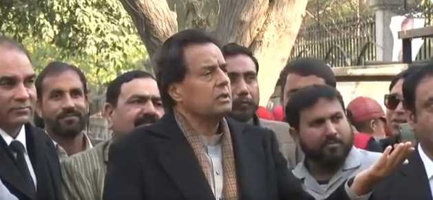 Capt. (retd) Safdar speaking to the media. SOURCE: Screengrab from the video posted by UNewsTV.com