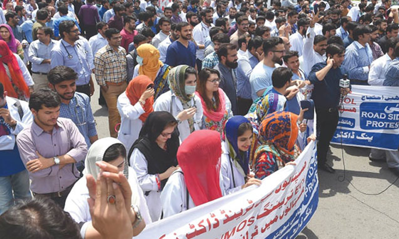 کوئٹہ :ڈاکٹرز کا احتجاج، سڑکوں پر او پی ڈیز لگانے کا اعلان