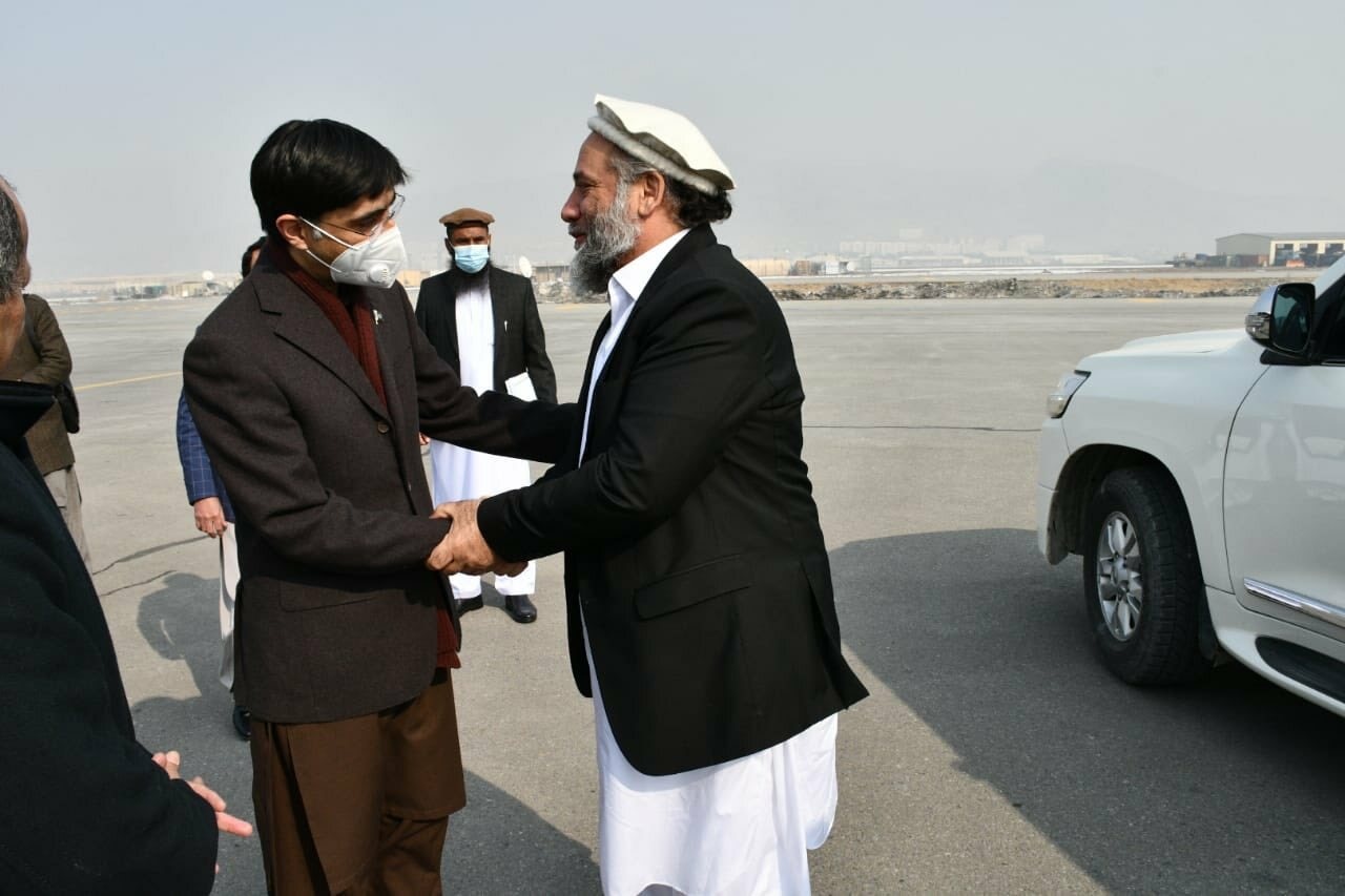 Acting Afghanistan Minister for Commerce and Industry Nooruddin Azizi welcomes National Security Adviser Moeed Yusuf at the Hamid Karzai International Airport in Kabul. Twitter.com/@ambmansoorkhan