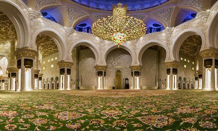 شیخ زید مسجد میں دنیا کا سب سے بڑا قالین بچھا دیا گیا