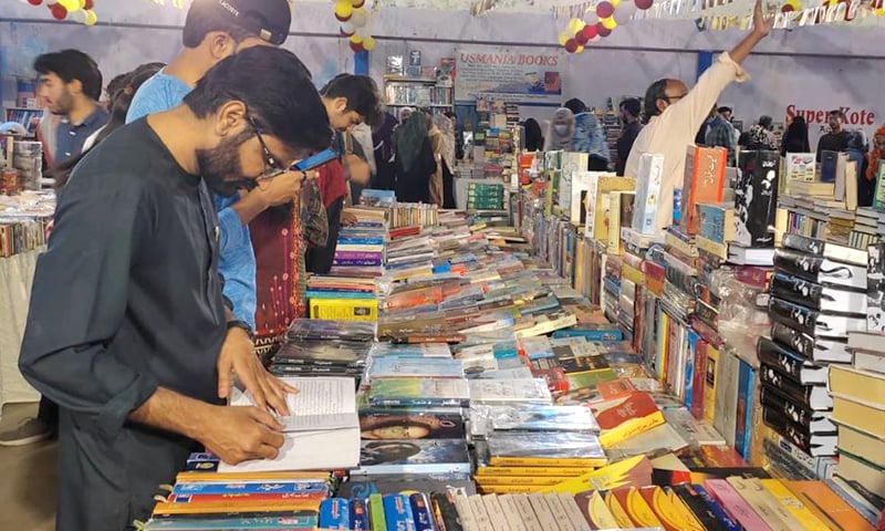جامعہ کراچی کے سہ روزہ کتب میلے میں طلبہ کے ڈیرے