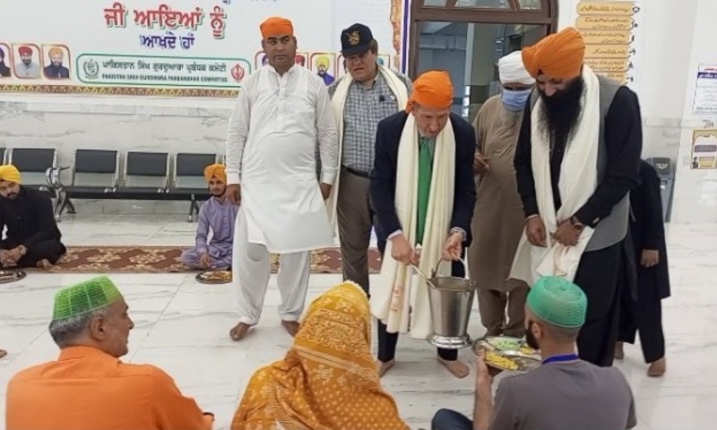 British High Commissioner Christian Turner on Friday served food during langar (food kitchen) at the Kartarpur Corridor. Photo via Twitter/@CTurnerFCDO