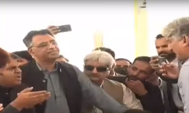 A screengrab taken from Aaj News shows former information minister Fawad Chaudhry and senior journalists Matiullah Jan engaged in a brawl outside the Supreme Court in Islamabad.