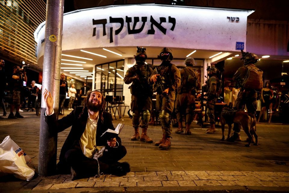 Israeli security personnel work near the scene of a fatal shooting attack near a bar in Tel Aviv, Israel. Photo: Reuters.