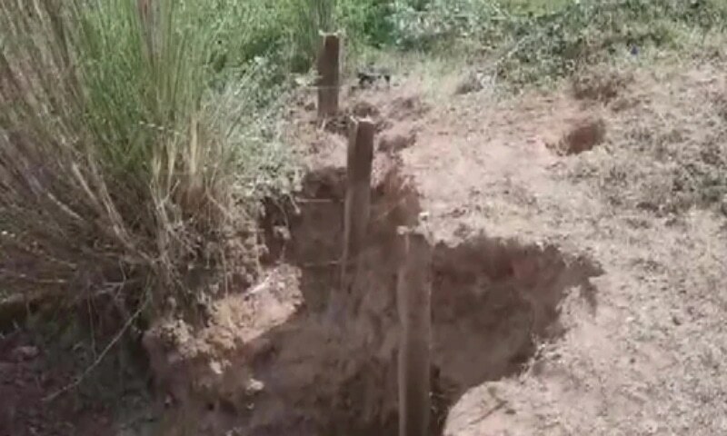 A gang of crafty scrap metal thieves dismantled and decamped with a 500-tonne defunct iron bridge in eastern India. Photo source ANI via Hindustan Times