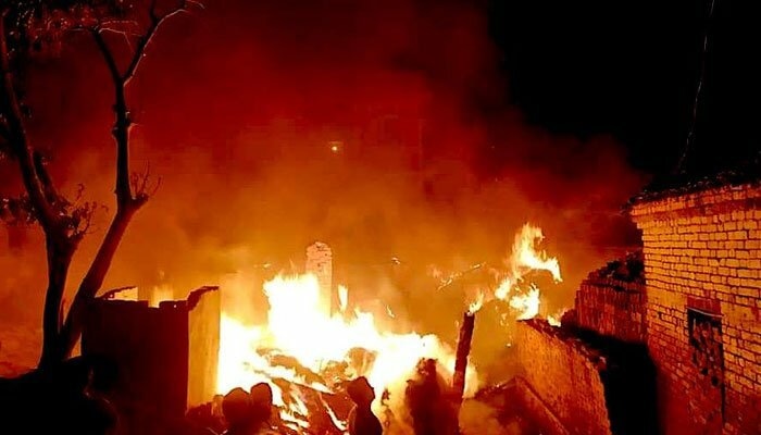 دادو میں کچے مکانات میں آگ بھڑک اٹھی، 9 افراد جاں بحق