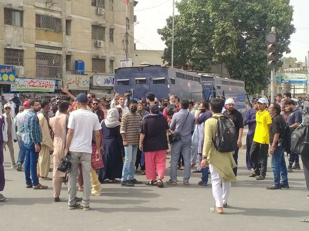 PTI workers demand release of detained activists during Wednesday’s sit-in at Numaish, Karachi. Photo: Aaj News