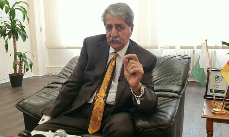 Federal Minister for Commerce and Investment Syed Naveed Qamar speaking to Pakistani media in Berlin, Germany. Photo: Ashad Moin/AajNews