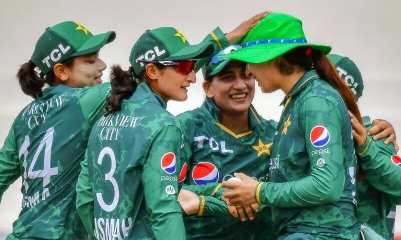 Pakistan team players celebrate after the dismissal of Sri Lankan batter during second T20I at the Karachi Southend Club Cricket Stadium on May 26, 2022. Photo via Twitter/@TheRealPCB