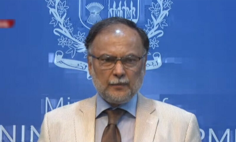 آئندہ بجٹ میں ہر طالب علم کو سبسڈی پر لیپ ٹاپ فراہم کریں گے: احسن اقبال