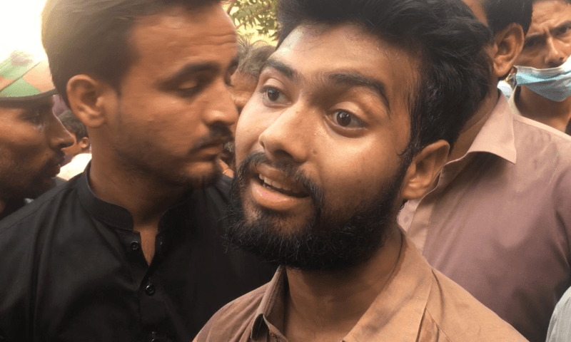 An emotional fan in Amir Liaquat’s funeral at Abdullah Shah Ghazi’s shrine. Photo: Haris Khan