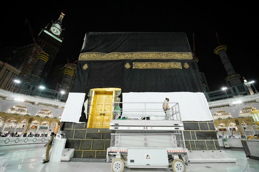 Watch: The Kiswa of the Kaaba raised for Hajj