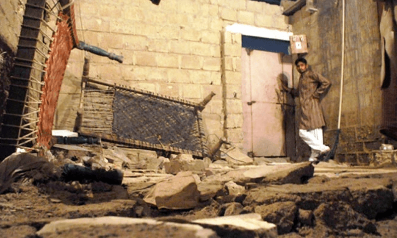 کراچی میں بارش کے باعث دیواریں گرنے سے 2 بچوں سمیت 5 افراد جاں بحق