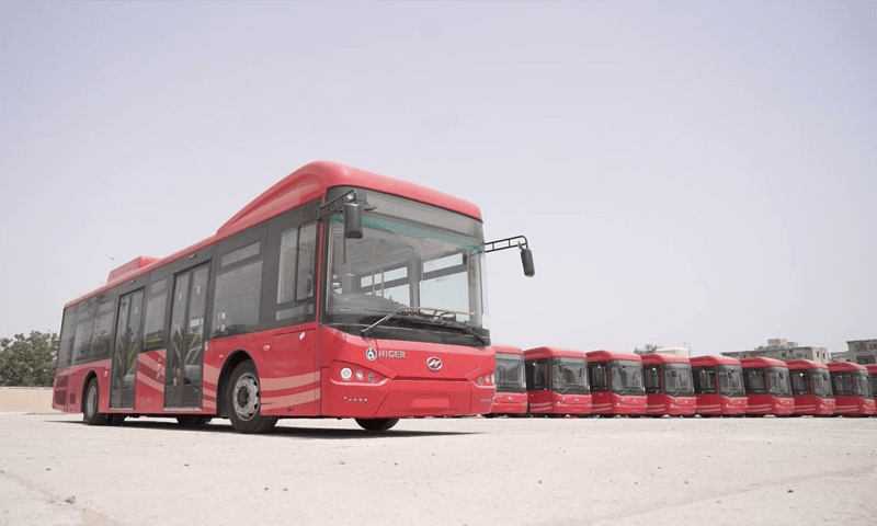ایئر کنڈیشن ریڈ بسیں کراچی کی سڑکوں پر دوڑنا شروع