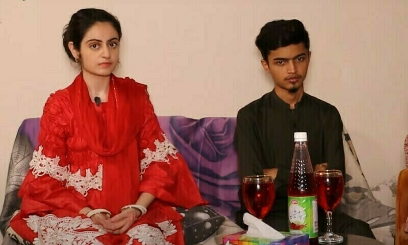 Dua Zehra with husband Zaheer Ahmed during interview. Screengrab