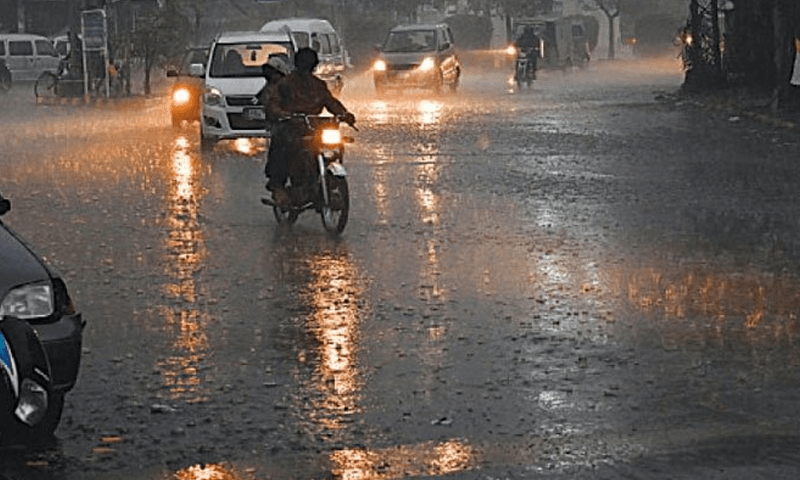 کراچی کے مختلف علاقوں میں ہلکی بارش کے بعد موسم خوشگوار