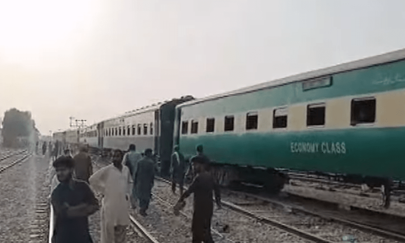 رحیم یار خان میں عوام ایکسپریس کی 3 بوگیاں پٹڑی سے اترگئیں