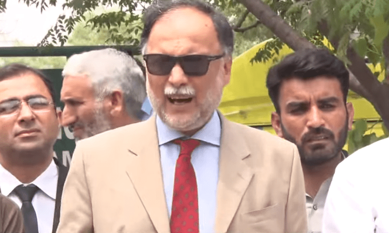 ملک میں بجلی کی لوڈ شیڈنگ کے ذمہ دار عمران نیازی ہیں: احسن اقبال