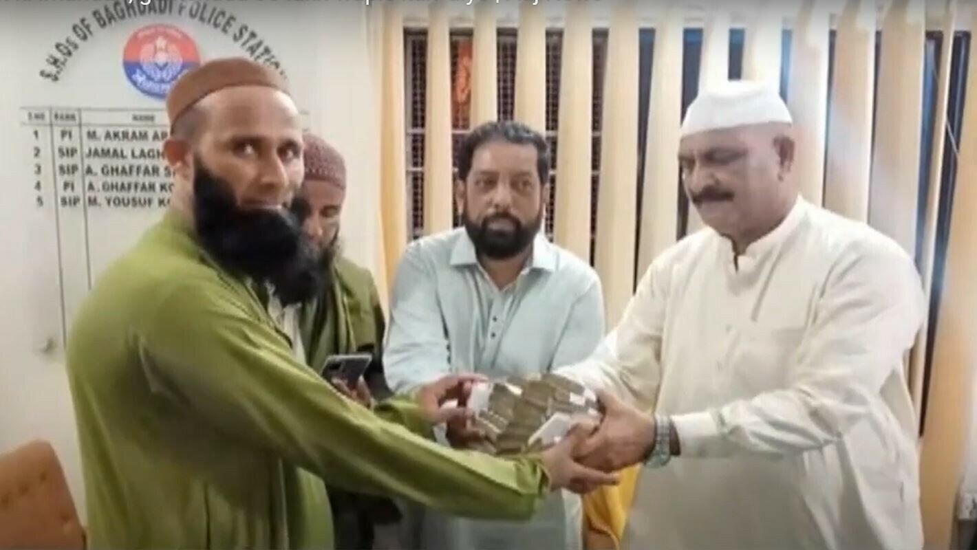 Man running food stall in Lyari finds Rs3 million on roadside