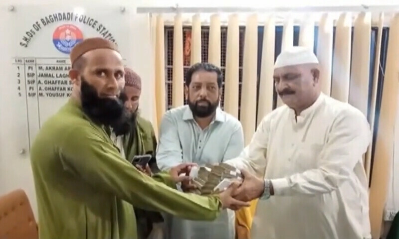 ایمانداری کی اعلیٰ مثال، محنت کش نے شہری کی گمشدہ 30 لاکھ کی رقم واپس لوٹا دی