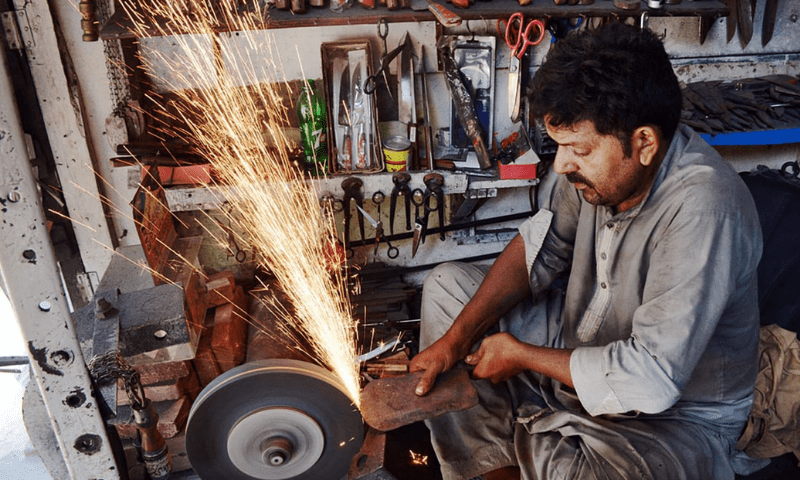 عید قربان کی آمد پرچھریاں تیز کرنے والوں کی چاندی