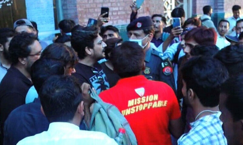 Passengers argue with police official at the Lahore Railway Station. Screengrab via Aaj News