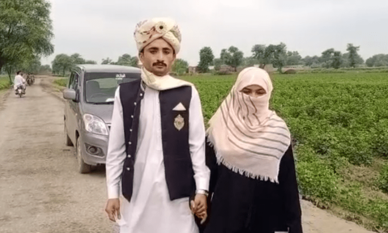 پنجاب ضمنی انتخابات: دولہا دلہن ووٹ ڈالنے پہنچ گئے