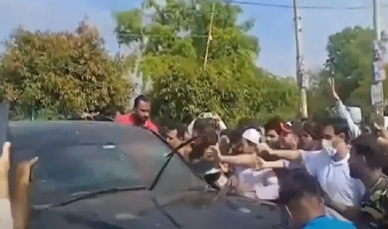 فواد چوہدری کی گاڑی پر حملہ، گاڑی کے شیشے توڑ دیئے گئے