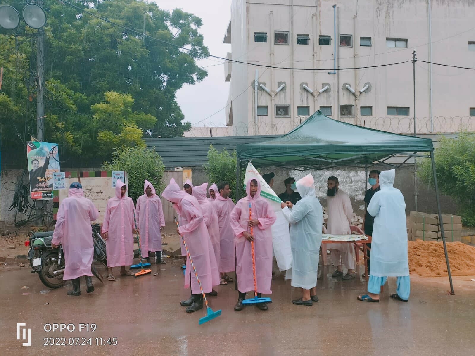 Municipal staff photographed by Murtaza Wahab, Karachi&rsquo;s administrator. Image: Twitter