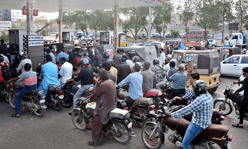 حکومت نے پیٹرول سستا اور ڈیزل مہنگا کردیا