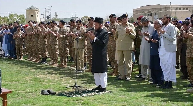 آرمی چیف کی ہیلی کاپٹر حادثے میں شہید افسران کی نمازِ جنازہ میں شرکت، اہل خانہ سے ملاقات