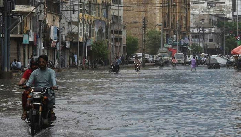 کراچی کے مختلف علاقوں میں بارش، گرمی کا زور ٹوٹ گیا