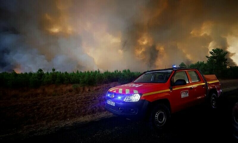 Firefighters work to contain a blaze in southwestern France. Photo: Reuters.