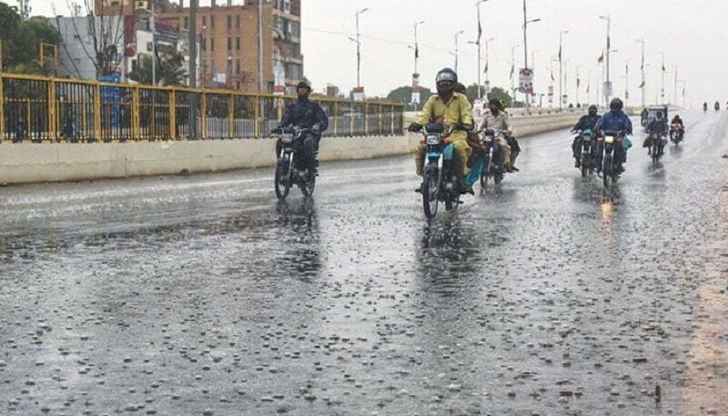 کراچی کے مختلف علاقوں میں تیز بارش، سڑکوں پر پانی جمع ہوگیا