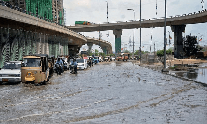 کراچی: بارش نے جل تھل کردیا، نشیبی علاقے زیرِ آب آنے کا خدشہ