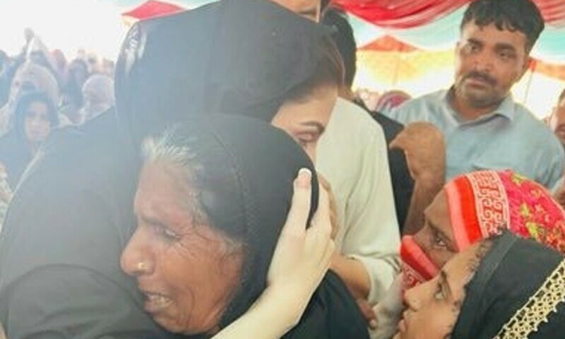 گلے لگا کر چلی گئیں: مریم کے ساتھ ٹوئٹر ڈی پی میں موجود خاتون کا شکوہ