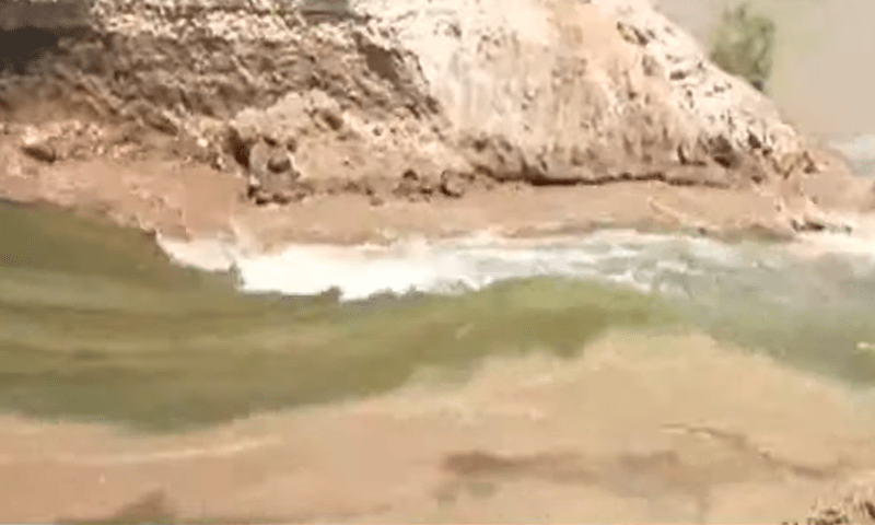 سندھ میں سیلاب کی تباہ کاریاں، منچھر جھیل کا سیلابی پانی دریائے سندھ میں داخل