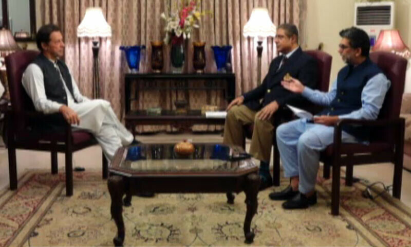 جنرل باجوہ کی مدت ملازمت میں توسیع ہونی چاہیے، عبوری حکومت اگلا آرمی چیف مقرر نہیں کرسکتی، عمران خان