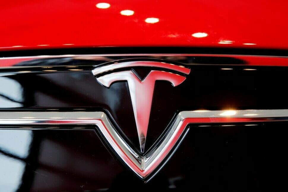 A Tesla logo on a Model S is photographed inside of a Tesla dealership in New York, US, April 29, 2016.Image via Reuters/File