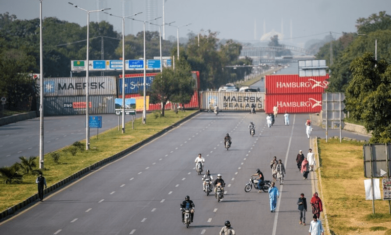 لانگ مارچ، فیض آباد پر مزید کنٹینرز پہنچ گئے