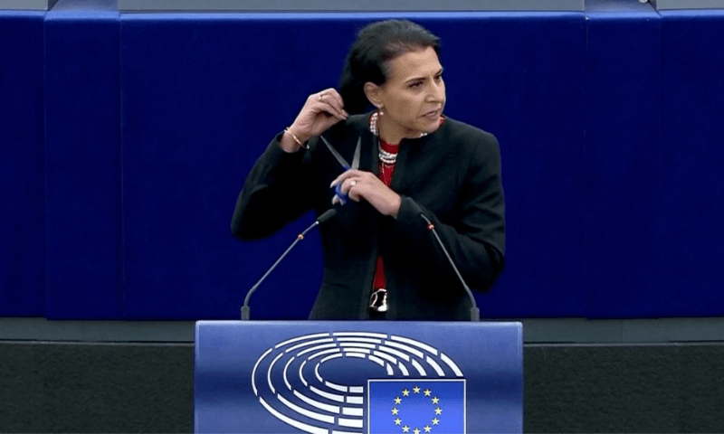 یورپی پارلیمنٹ کی رکن نے تقریر کے دوران اپنے بال کاٹ دیے