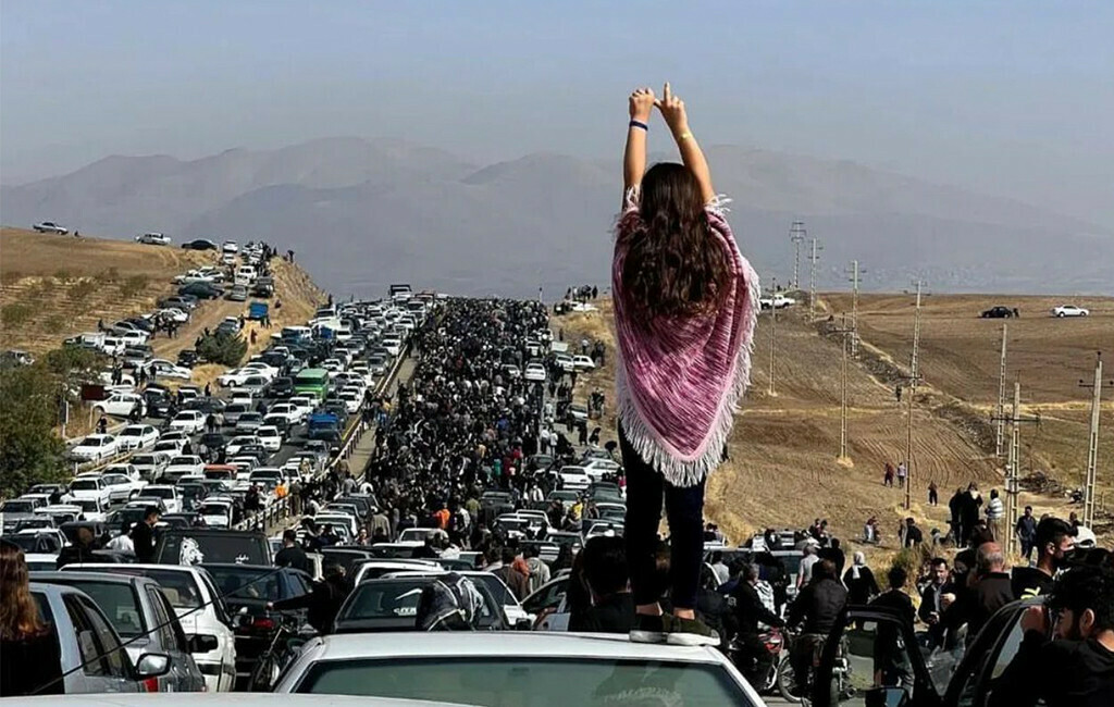 Thousands of Iranians flock to Mahsa Amini grave despite crackdown