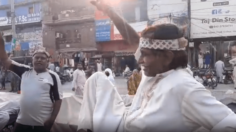 ’گھڑی چور آ رہا ہے‘، لانگ مارچ کے راستے پر ایک مختلف رائے