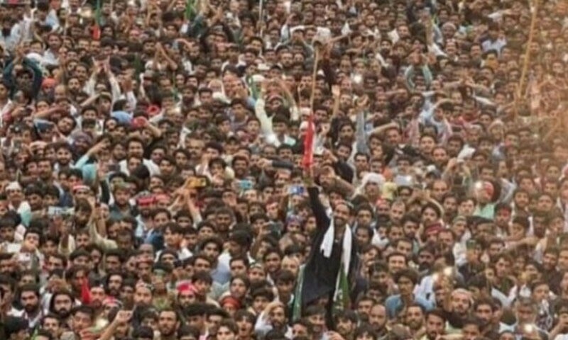 فیکٹ چیک: کپتان نے &rsquo;عوام کے سمندر&lsquo; کی پرانی تصویر ٹویٹ کر دی؟