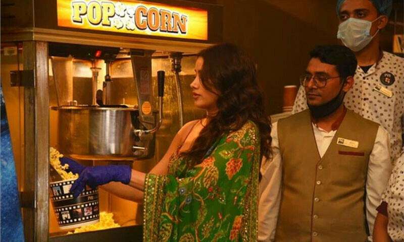 انجہانی اداکارہ سری دیوی کی بیٹی پاپ کارن کیوں بیچ رہی ہیں؟