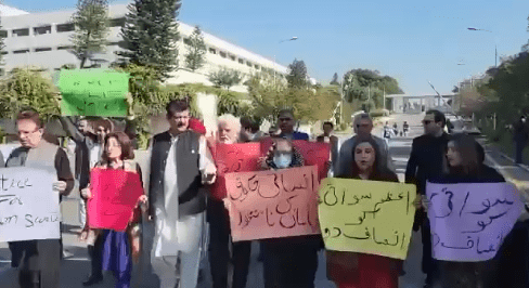 پی ٹی آئی سینیٹرز کا احتجاجی مارچ، سپریم کورٹ پر دھرنا