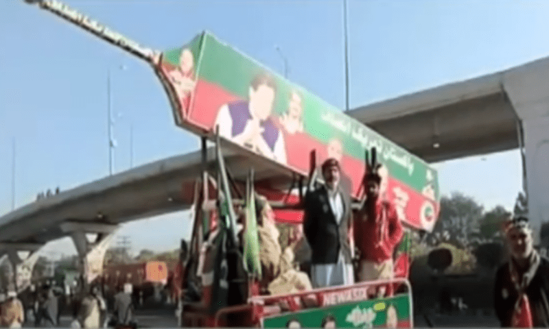 عمران خان کے متوالے نے 18 فِٹ لمبا بلا تیارکرلیا