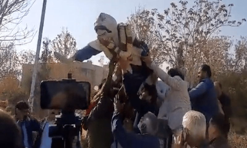 بینظیر بھٹو کا بدصورت مجسمہ پی پی کارکنوں نے گرا دیا