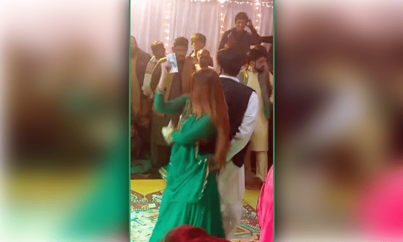 خاتون کے ساتھ رقص کرنے پر پولیس اہلکار معطل