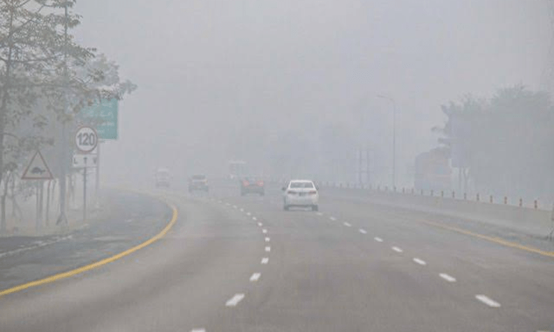 پنجاب میں دھند کے باعث موٹروے مختلف مقامات سے بند